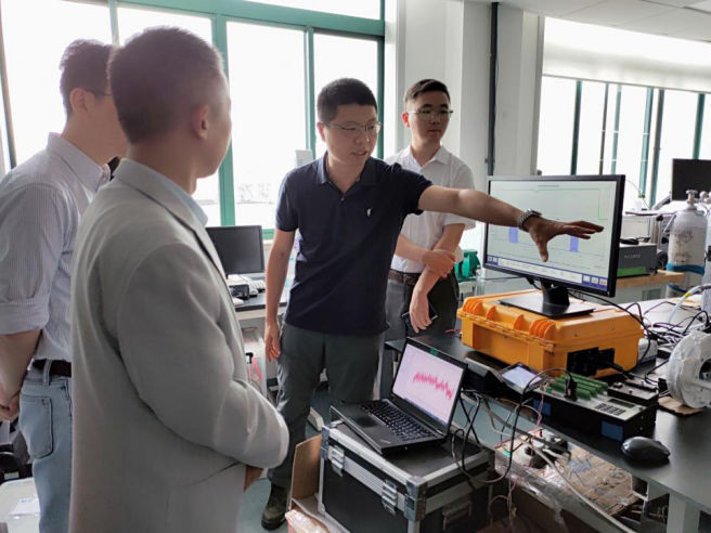 向中国农大刘学军教授团队介绍其自研的高精度大气氨分析仪HT8700