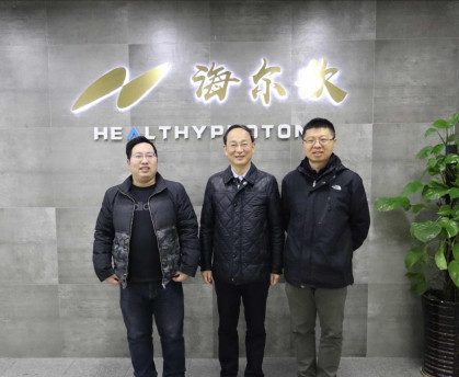 图 海尔欣CEO王胤（右一）与宁波计量院理事长阮勇（右二）合影